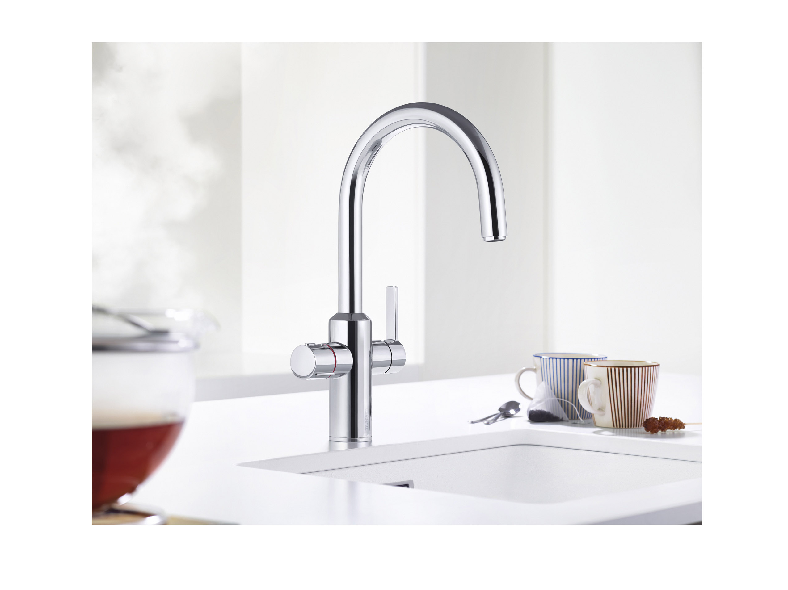 The convenient 3-in-1 system dispenses hot water at almost 100°C in an instant