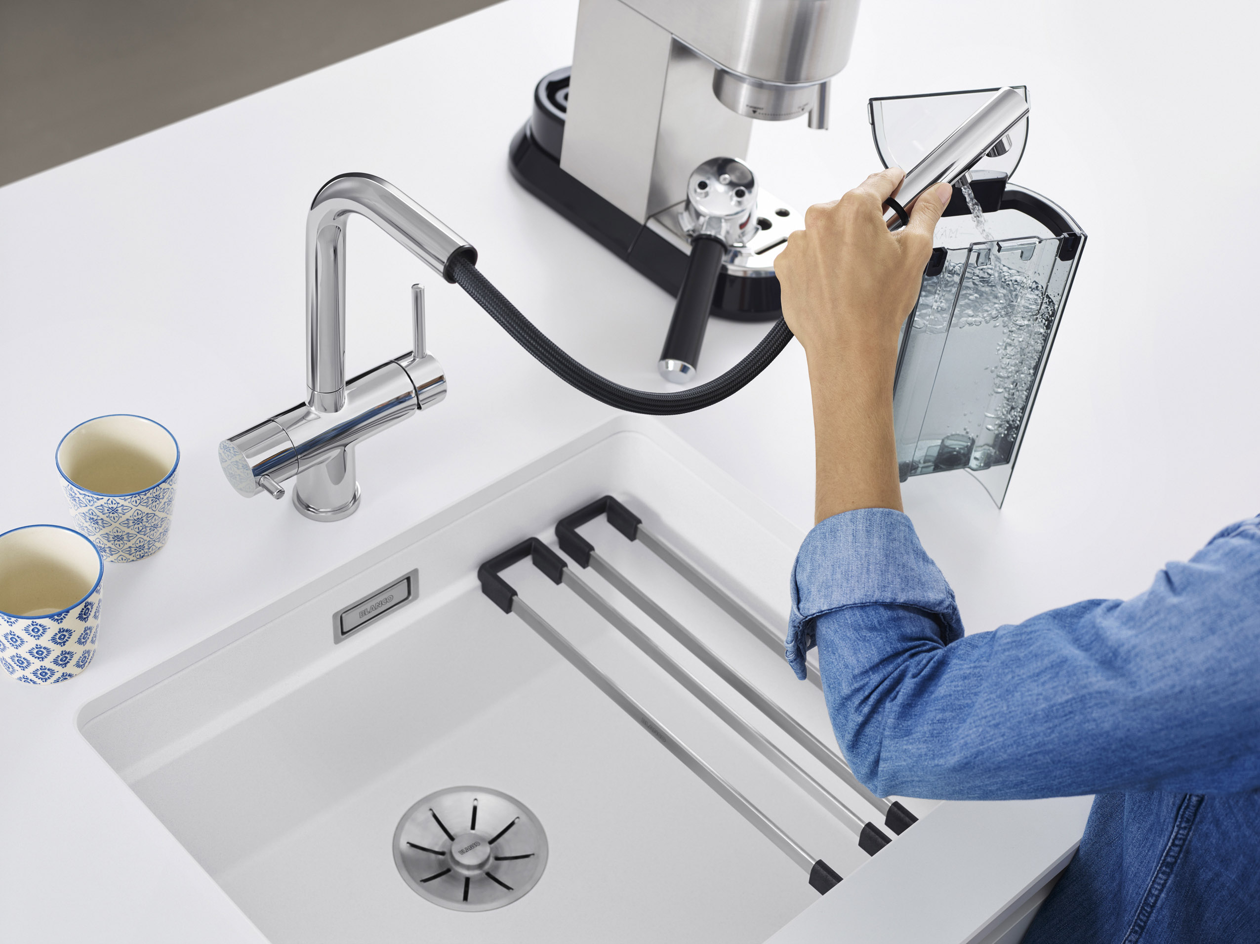 The Blanco Fontas-S II Filter is a world first – the first filter mixer tap with a pull-out spout.