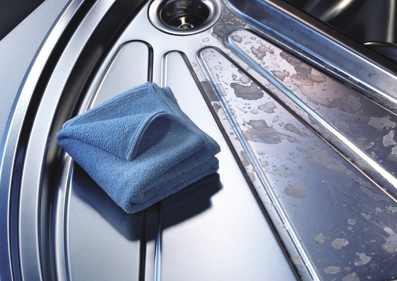 The microfibre cloth and BLANCO polish are used to gently clean stainless steel surfaces.