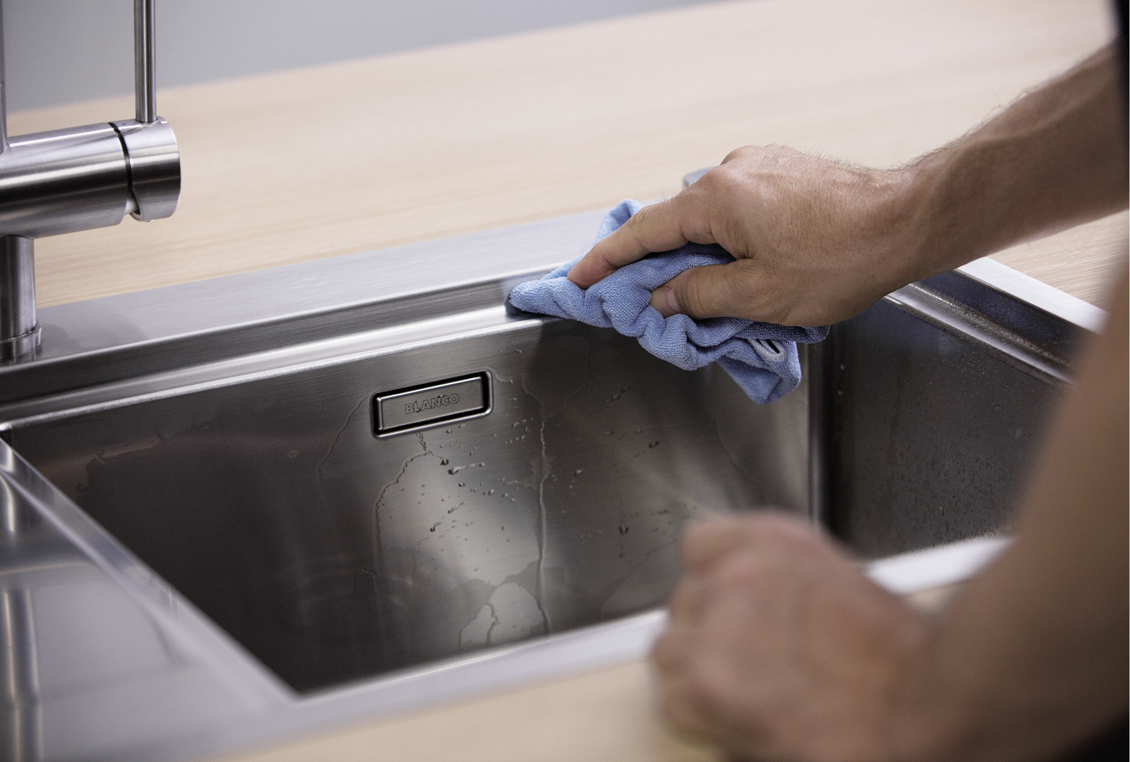 Avoid limescale: rub the sink dry.