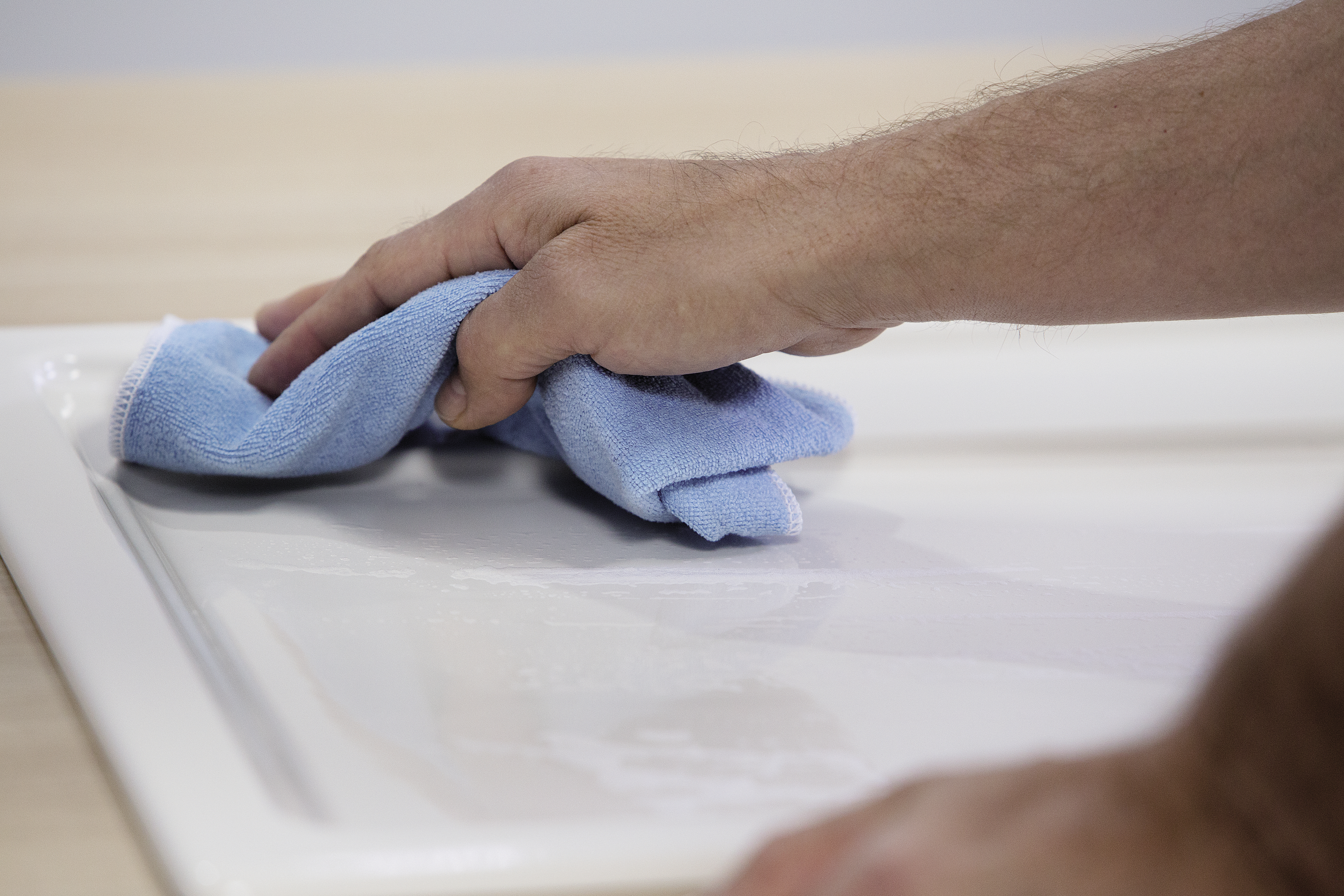 Rub the sink dry with a microfibre cloth so that there are no streaks.