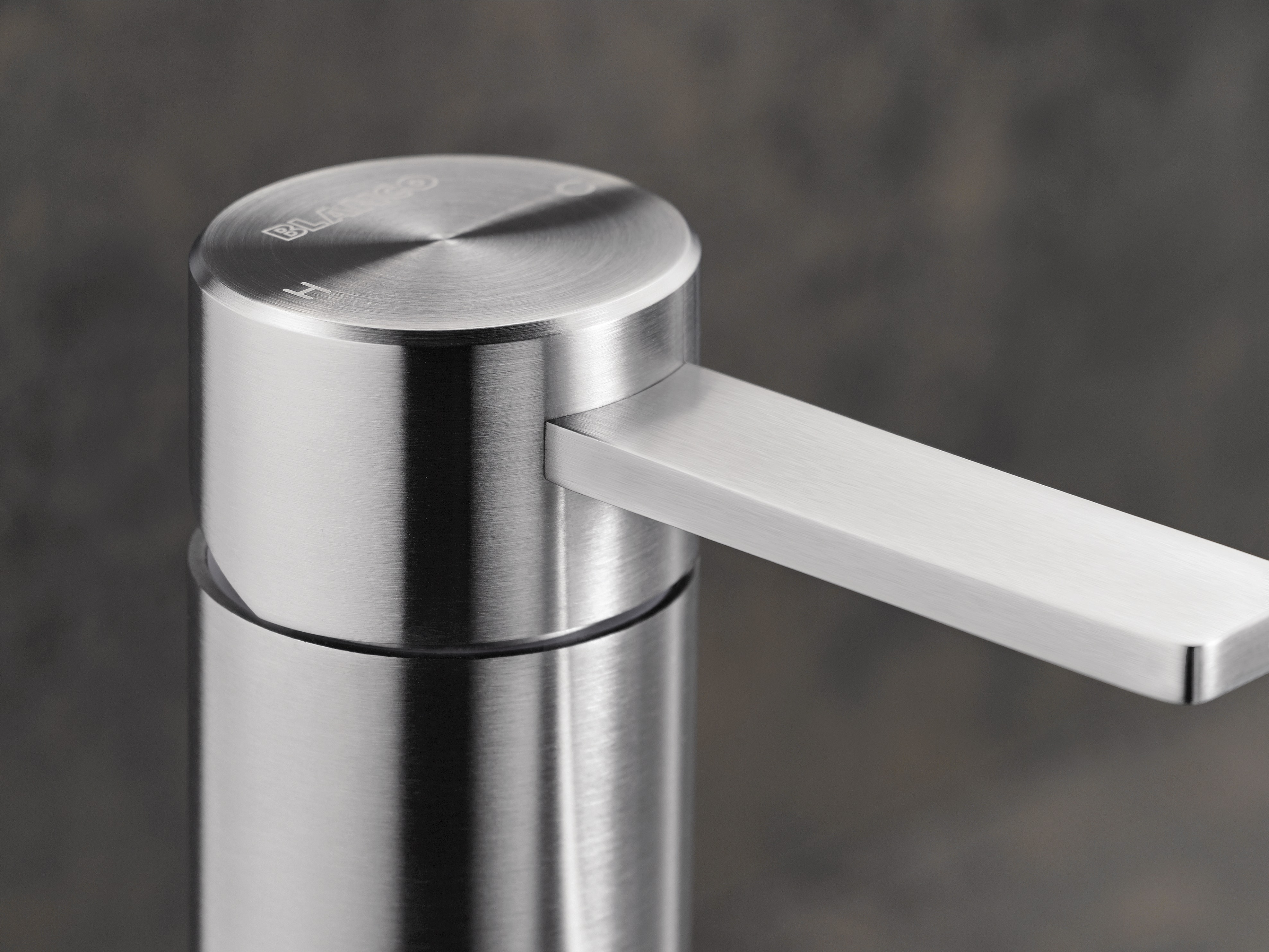 The mixer tap with a mid-height control lever is suitable for both left- and right-handed users.