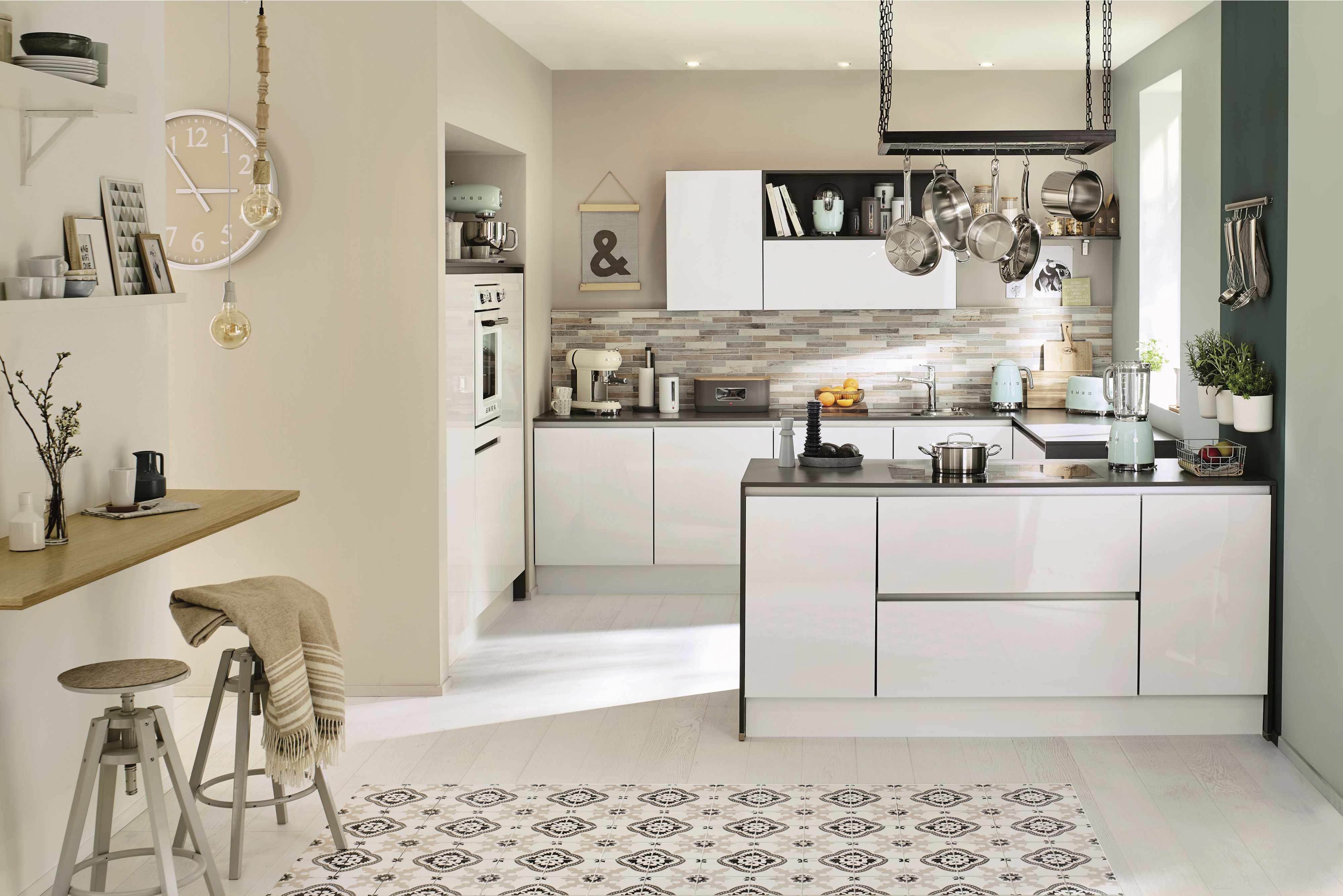 For an ultra convivial feel, a G-kitchen provides room for all the family.