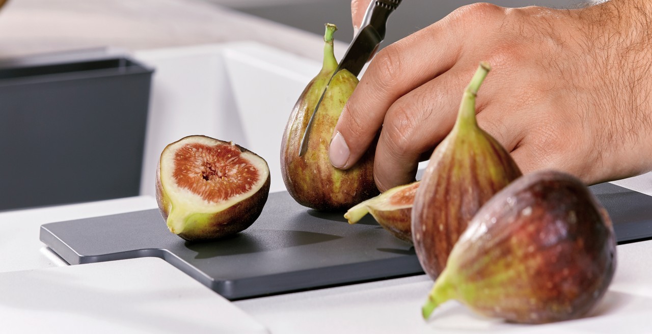 Slice fruit on the practical, non-slip cutting board