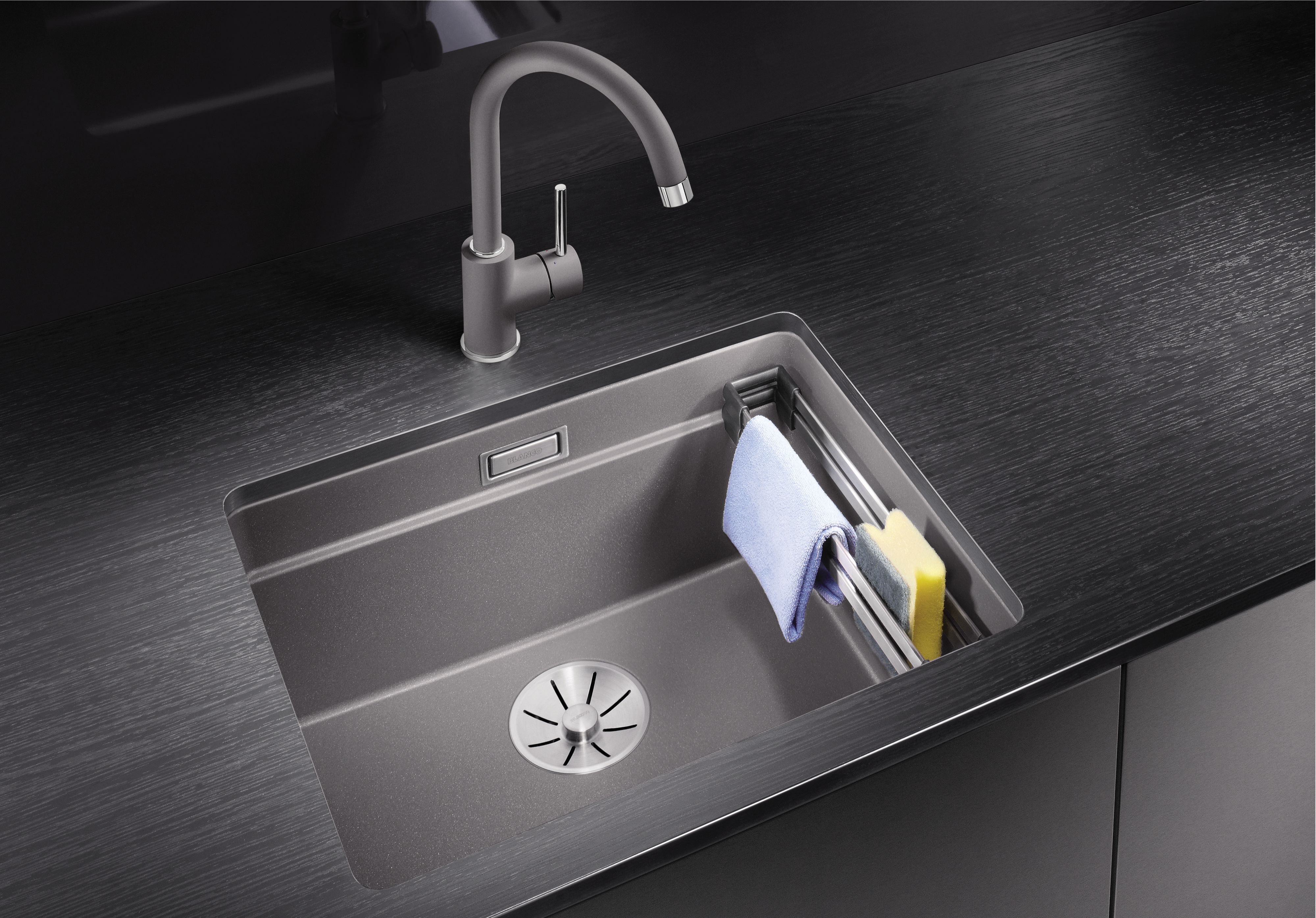 The BLANCO ETAGON also provides a place for stowing dishwashing utensils.