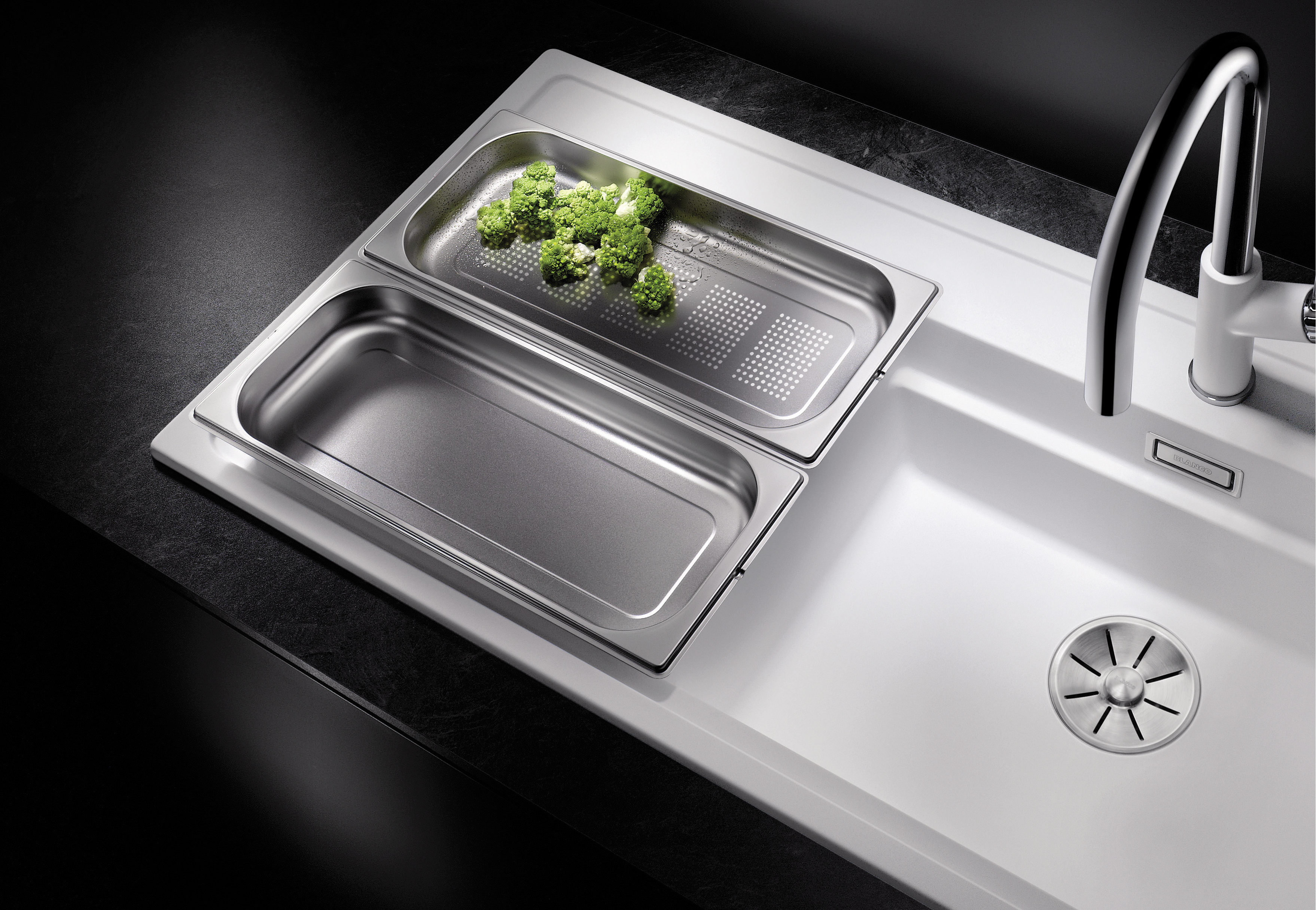 The spacious drainer also means that you won’t need to put hot containers down on the worktop