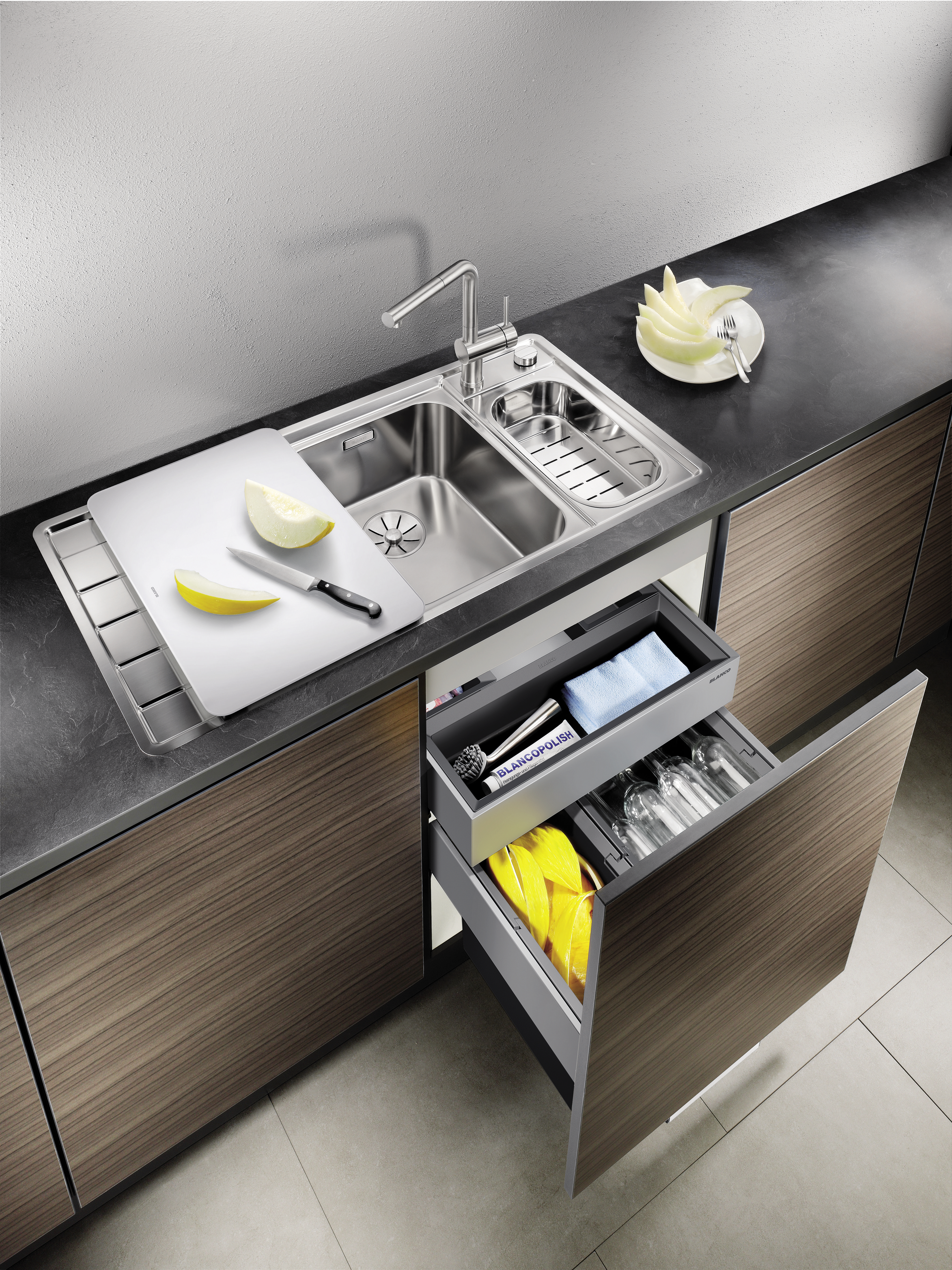 The pull-out organiser drawer stores your sponges, dishwashing brushes and the like so that they are always within reach.